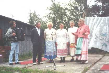 Jgper vadjalaste ansambel Luutsa klapeol